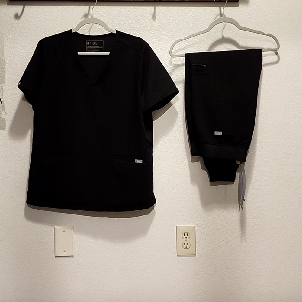 Figs scrubs set, large top, large petite pants, black